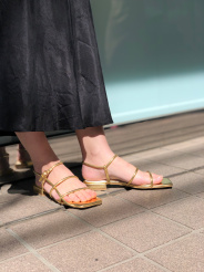 足のサイズ：24cm。普段着用サイズ38。足幅はやや狭め、甲の高さは普通です。アンクルベルトは真ん中の穴でとめています。ストラップは引っ掛けて止めるタイプなので着脱もしやすいです。普段カジュアルなスタイリングが多いので華奢なデザインのサンダルを足元に取り入れるだけでグッと女性らしく決まり、この夏重宝できそうです。